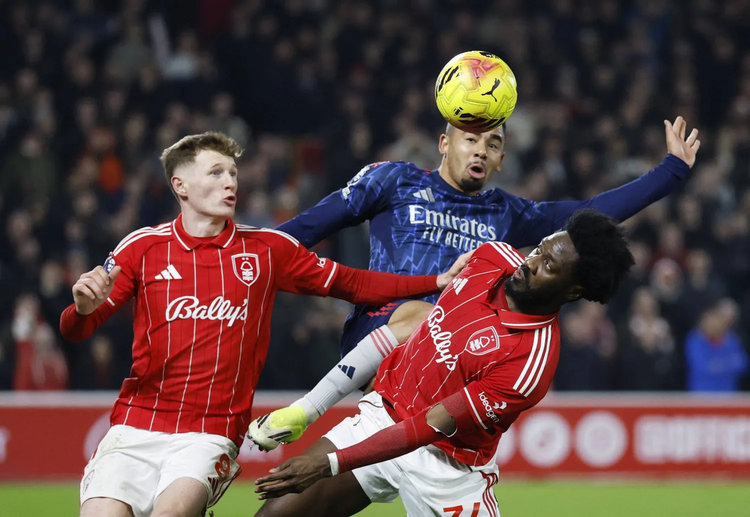 من المواجهة التي جمعت نوتنغهام وآرسنال (رويترز)