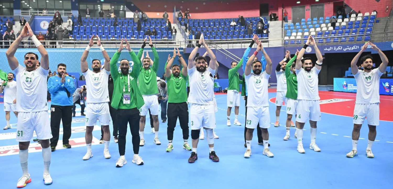 لاعبو «أخضر اليد» يحتفلون مع جماهيرهم بعد نهاية المباراة (الاتحاد السعودي لكرة اليد)