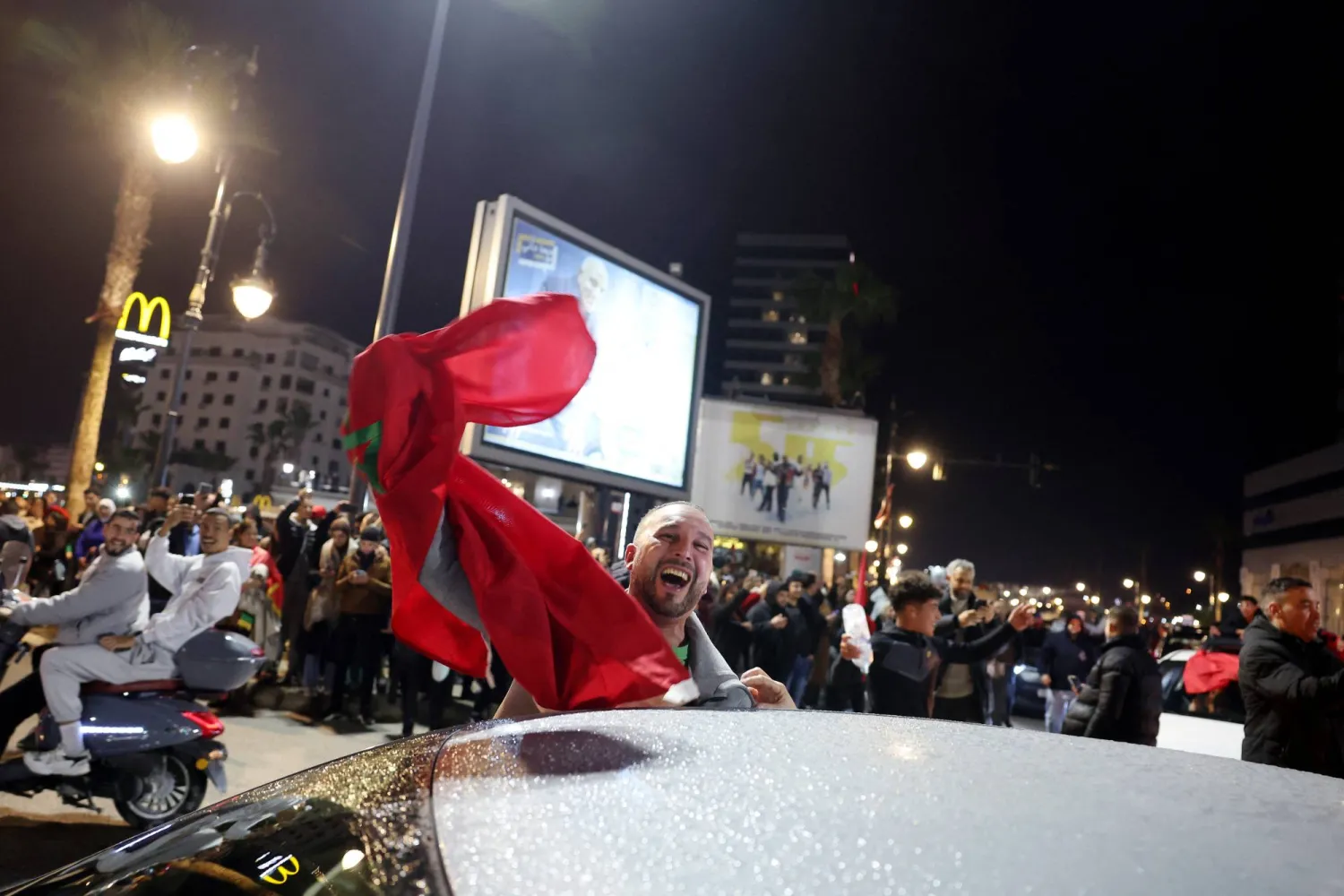 مغاربة يحتفلون بأحد انتصارات منتخب بلادهم في كأس أفريقيا (رويترز)