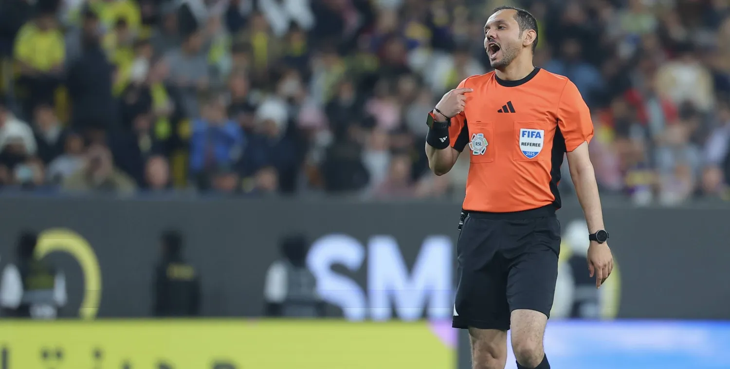 الحكم الهويش خلال إدارته مباراة النصر والشباب (تصوير: عبدالعزيز النومان)