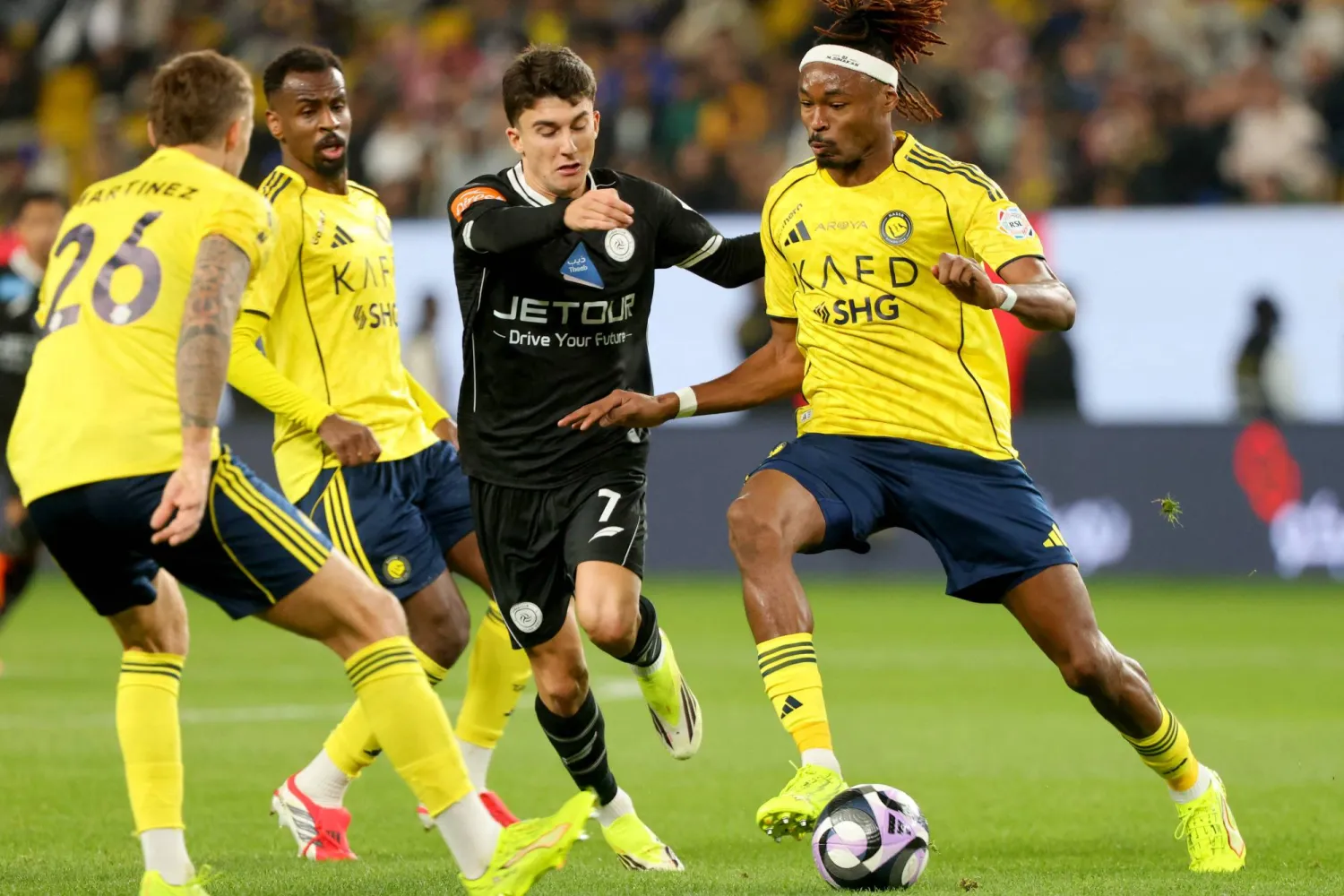 سيماكان في صراع على الكرة مع أوناي هيرنانديز لاعب الشباب (أ.ف.ب)