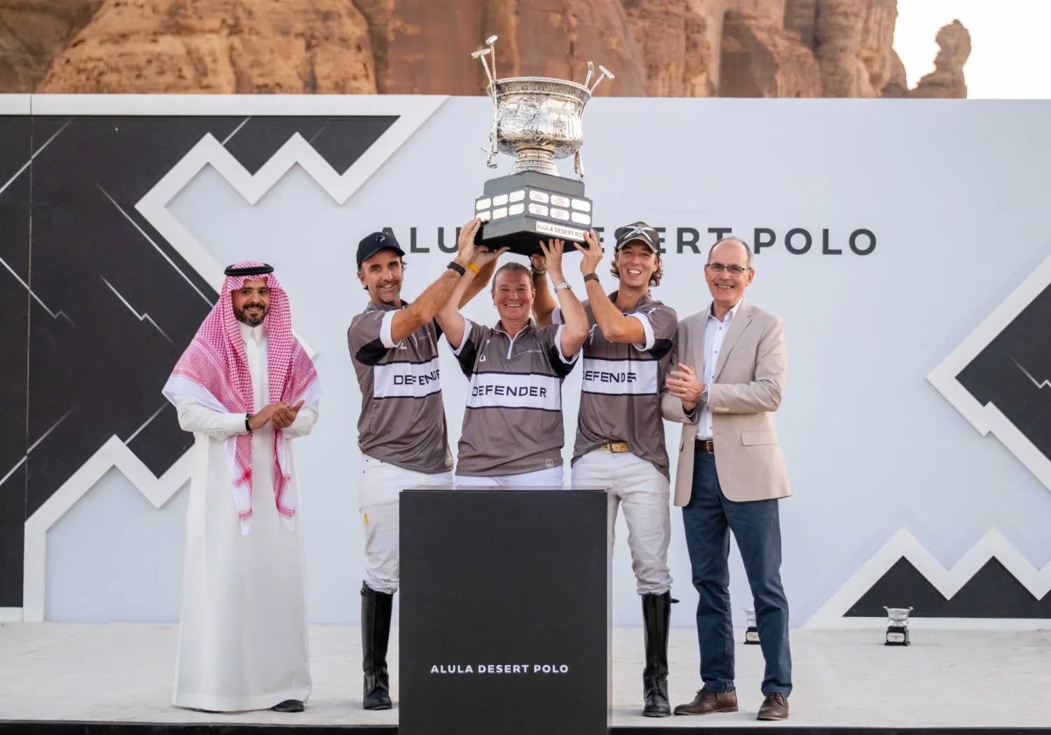 لجظة تتويج الفريق البطل في بولو الصحراء بالعلا (الشرق الأوسط)