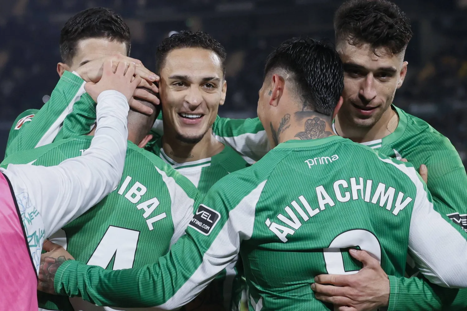 لاعبو ريال بيتيس يحتفلون بالهدف الثاني (إ.ب.أ)