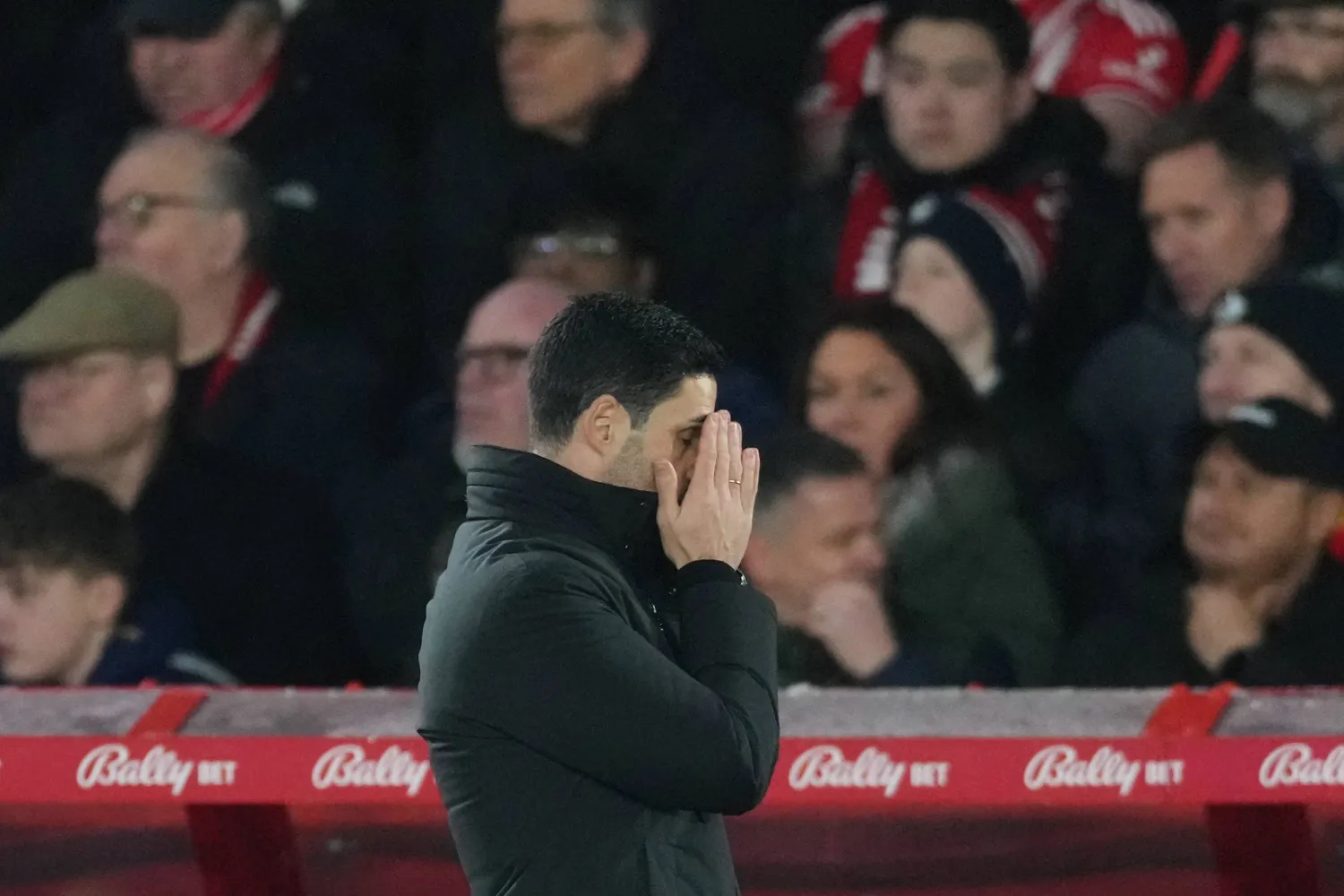 أرتيتا متفاعلا مع أحداث المباراة (أ.ب)