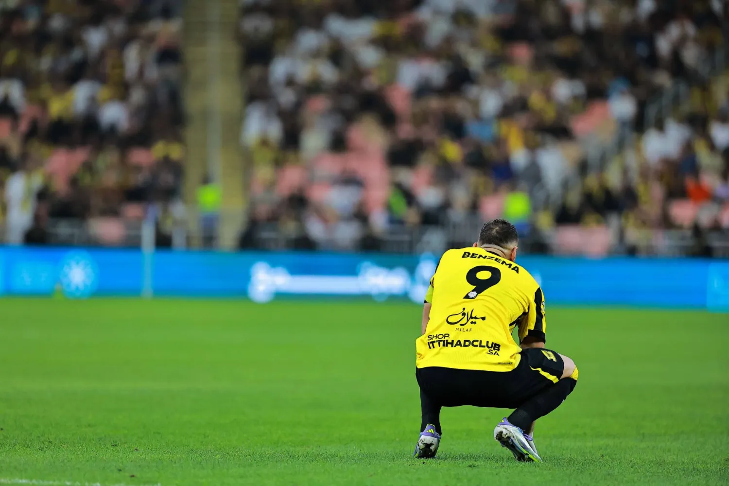 بنزيمة متاثرا بعد الخسارة الأخيرة أمام الاتفاق (تصوير: محمد المانع)