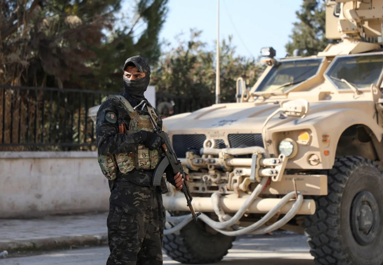 عنصر من «قوات سوريا الديمقراطية» في دير حفر بسوريا (رويترز)