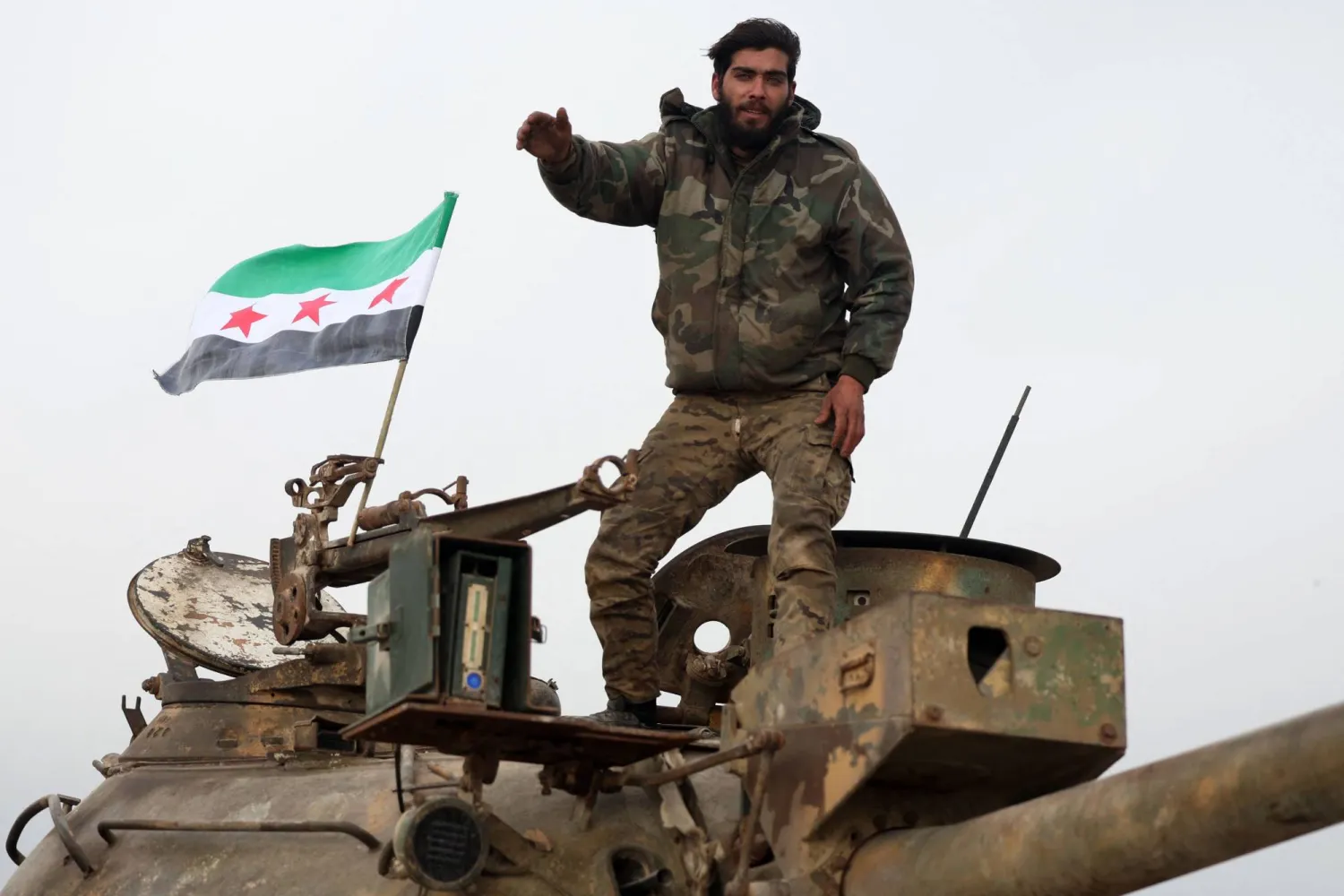 جندي سوري يقف على دبابة (أ.ف.ب)