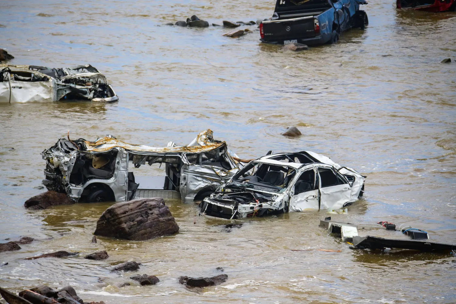 Some of the more than ten cars washed into the surf by the flood at the Cumberland River Caravan park after flash flooding near the Wye River, Australia, 16 January 2026. EPA/MICHAEL CURRIE AUSTRALIA AND NEW ZEALAND OUT