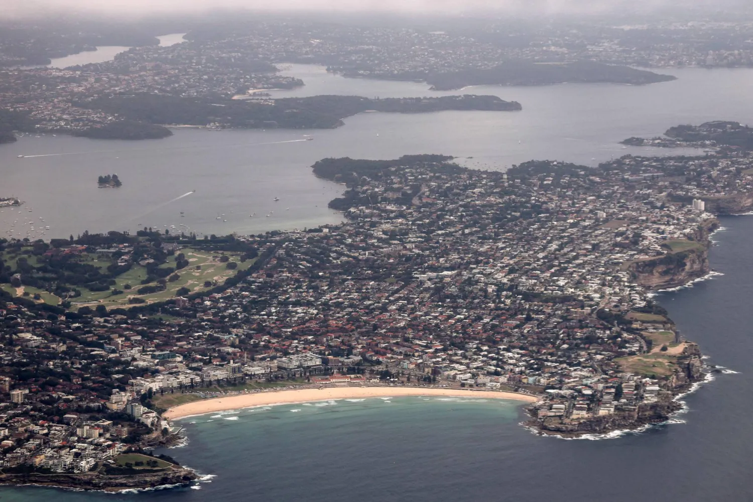  This photo shows an aerial view of Bondi Beach and Sydney Harbor as seen from a plane flying over Sydney on January 14, 2026. (AFP) 