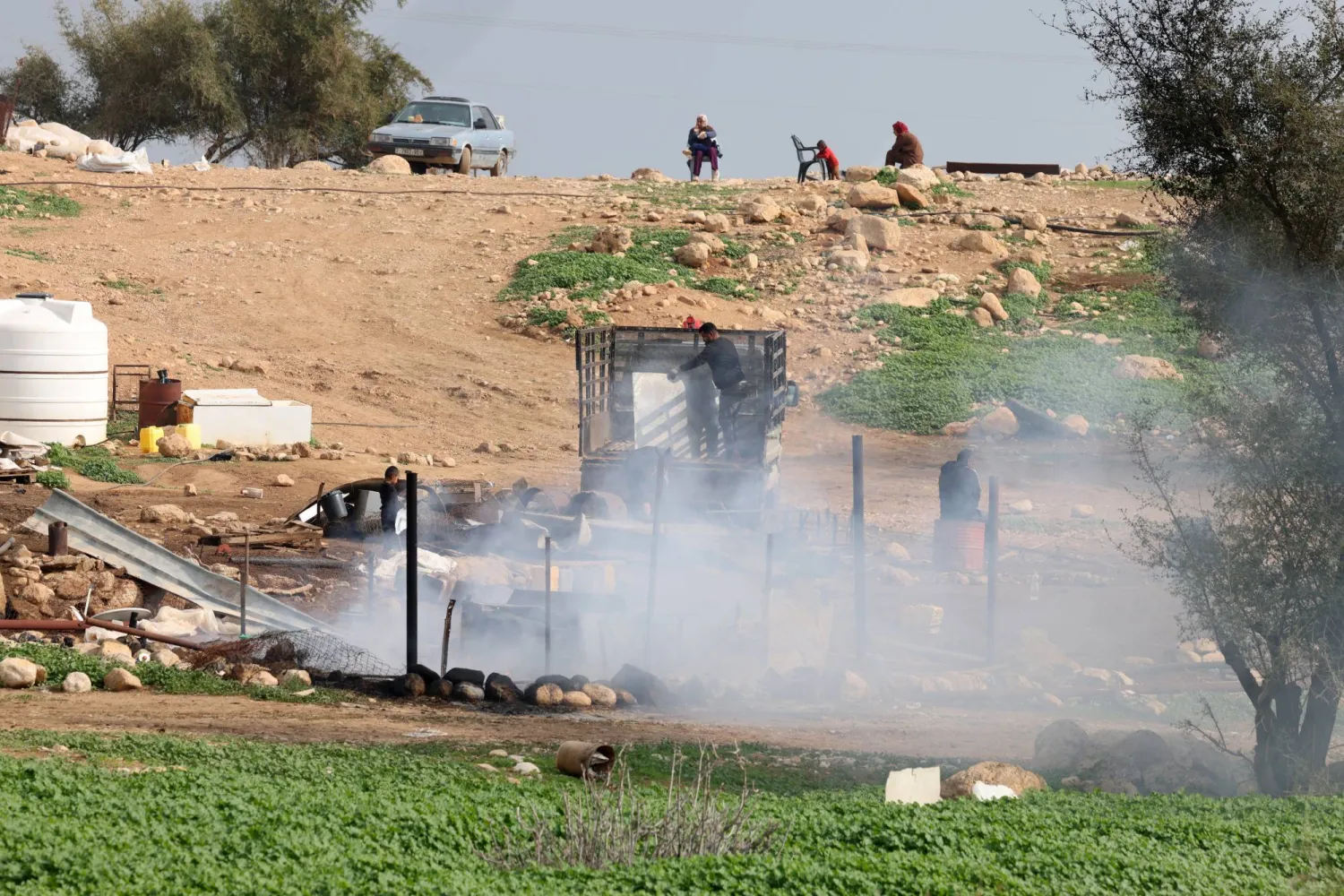 عائلات بدوية فلسطينية تفكك خيامها في رأس عين العوجا استعداداً للمغادرة بسبب تصاعد هجمات المستوطنين الإسرائيليين (إ.ب.أ)