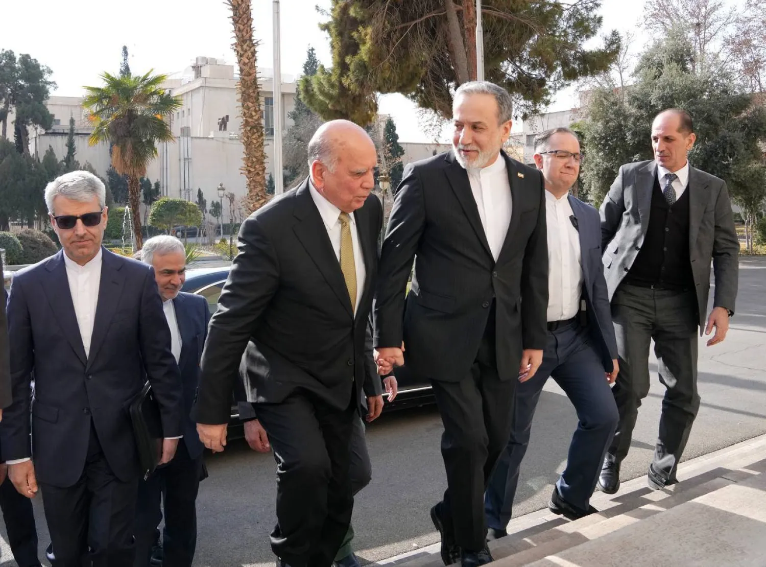 من استقبال عراقجي لنظيره العراقي فؤاد حسين على درج الوزارة في طهران (الخارجية الإيرانية)