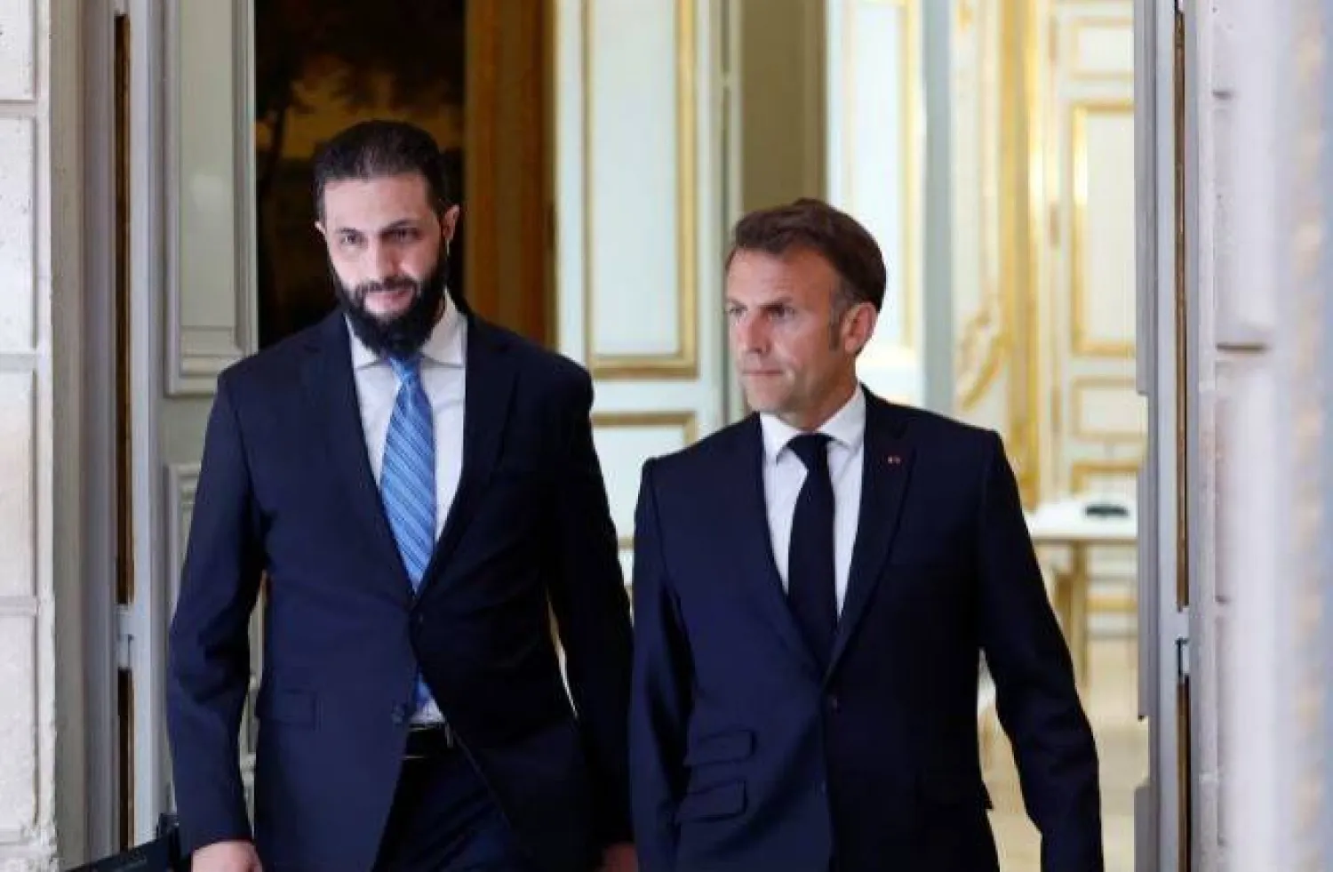 لقاء سابق بين الرئيس الفرنسي إيمانويل ماكرون ونظيره السوري أحمد الشرع في باريس (أرشيفية - رويترز)