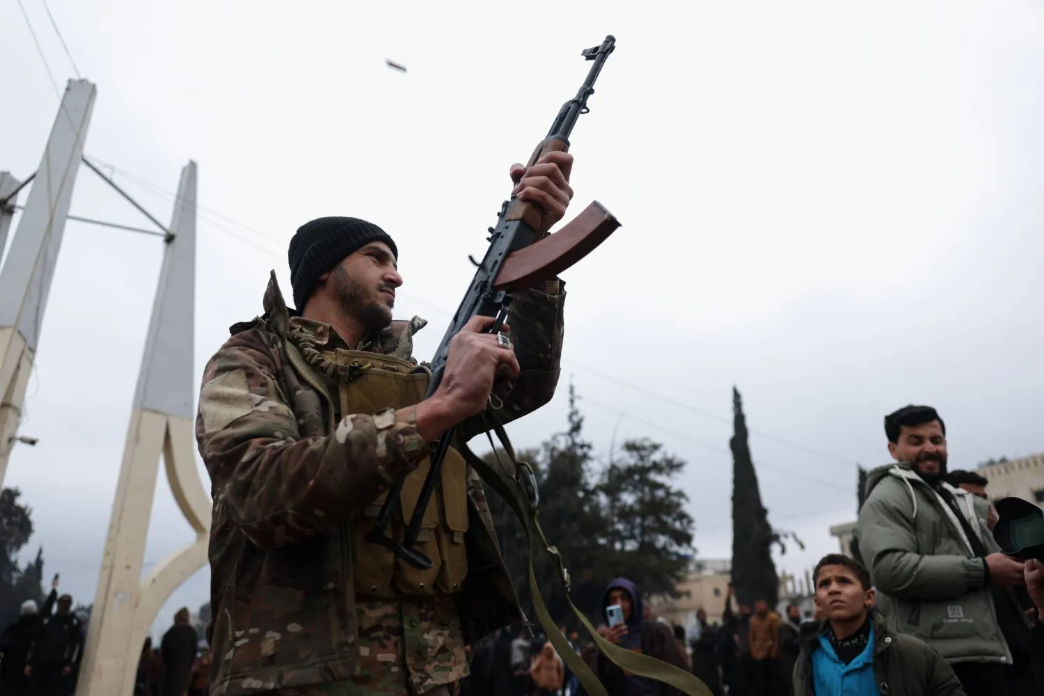 جندي بالجيش السوري يطلق أعيرة في الهواء احتفالاً بالسيطرة على مدينة الطبقة بمحافظة الرقة بعد انسحاب «قسد» منها (أ.ب)