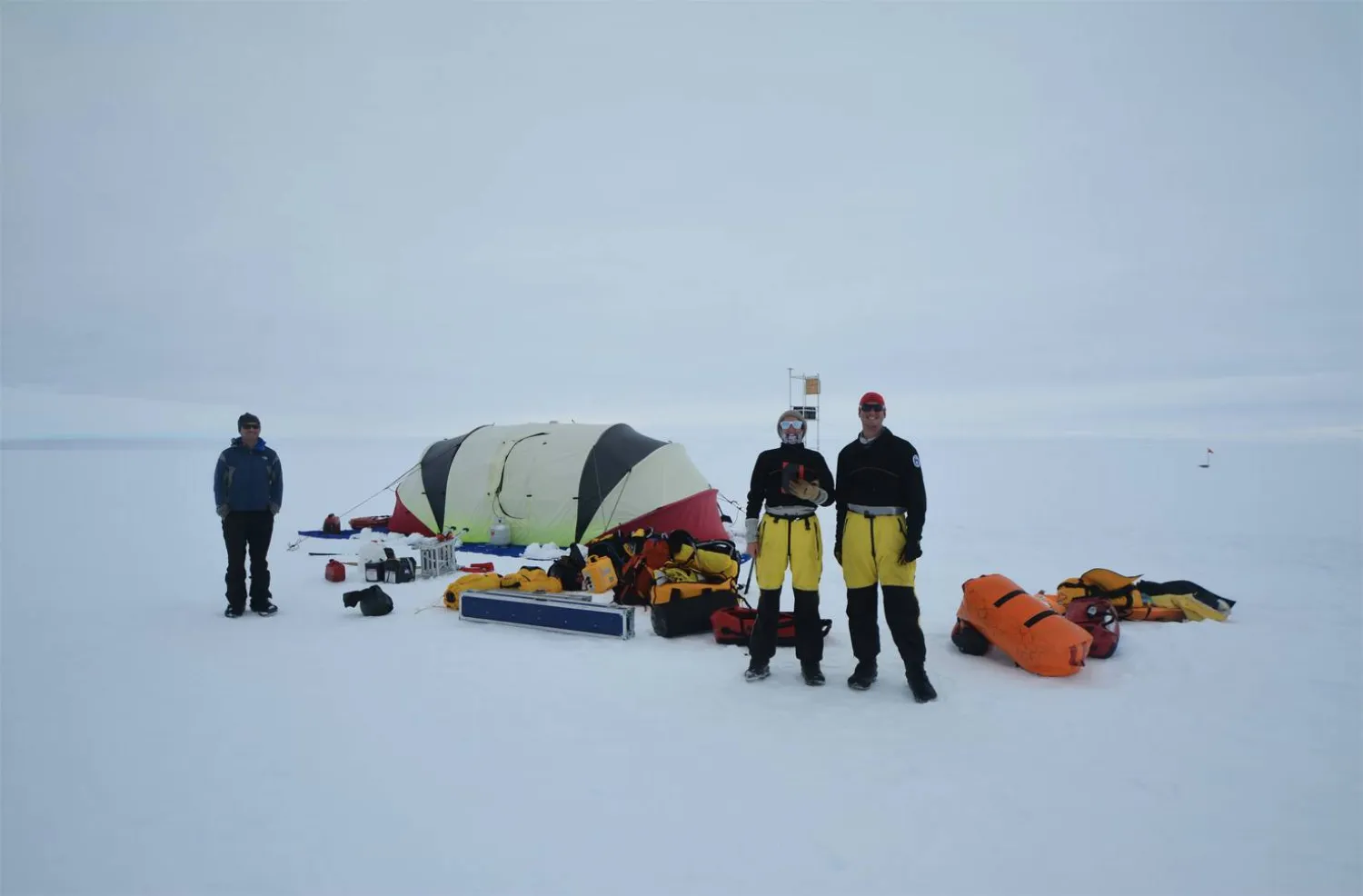 باحثون على نهر توتن الجليدي يعيدون ضبط معدات الرصد الميداني (دكتور بن غالتون - فينزي فيسبوك)