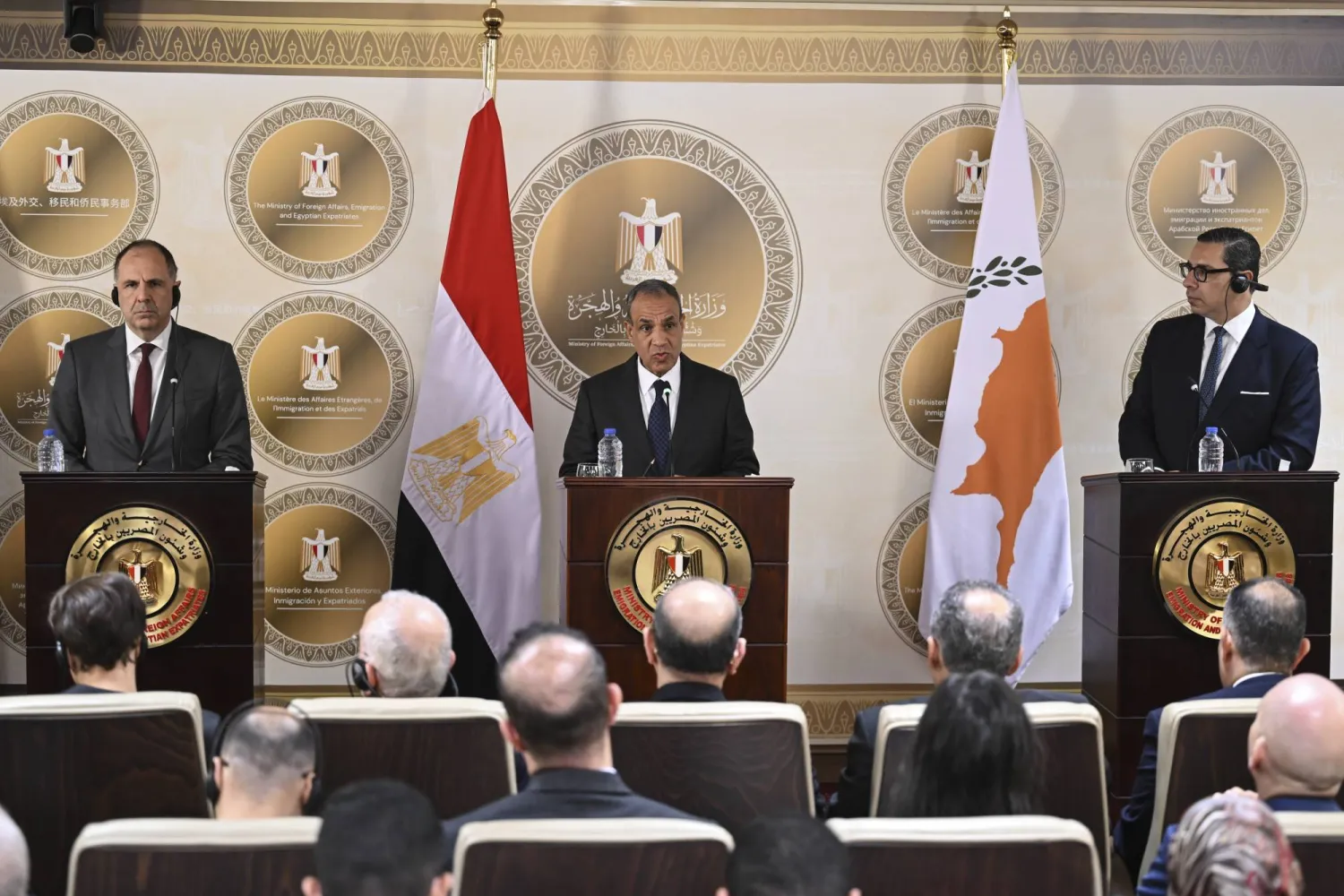 وزير الخارجية المصري (الوسط) ونظيره اليوناني (يسار) ونظيره القبرص (يمين) في مؤتمر صحافي في القاهرة (إ.ب.أ)