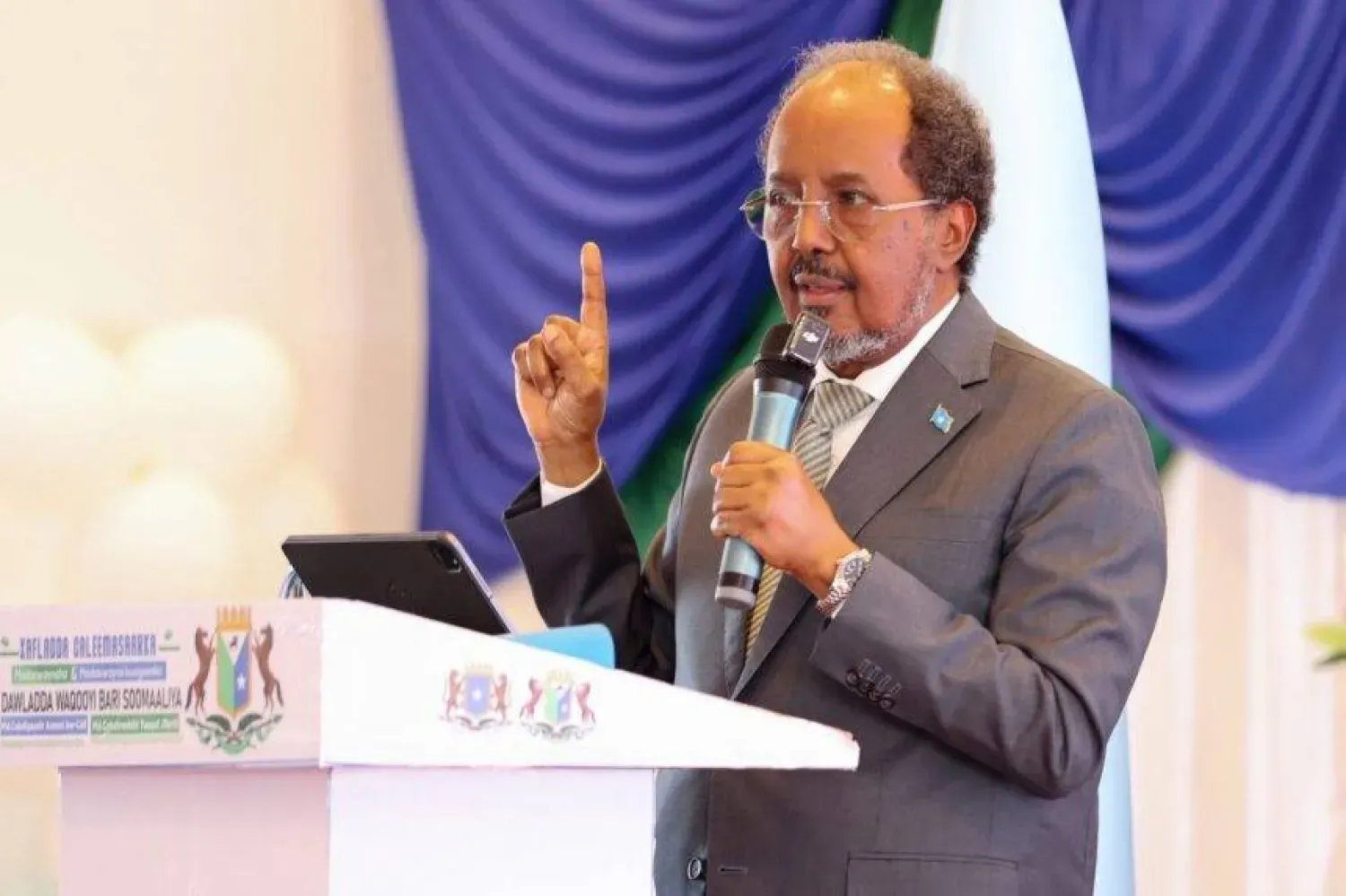 Somali Cumhurbaşkanı Hasan Şeyh Mahmud, Kuzeydoğu Eyaleti Başkanı’nın göreve başlama törenine katıldı. (SONNA)