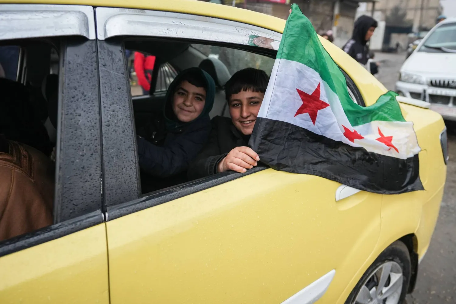 خروج سكان مدينة الطبقة بريف الرقة ابتهاجاً ​​بدخول الجيش السوري وقوات الأمن بعد سيطرة الحكومة على المدينة (إ.ب.أ)