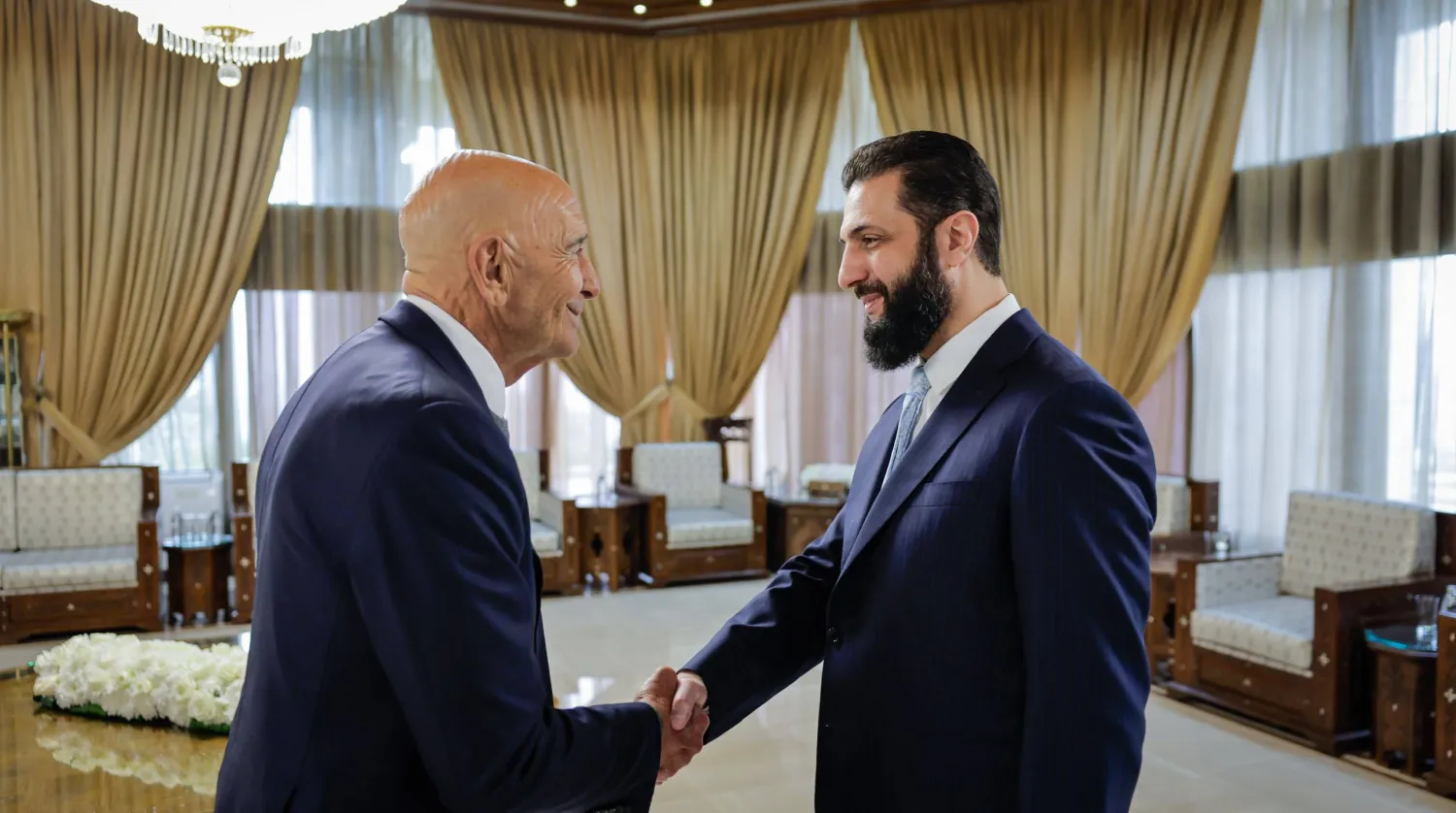 الرئيس السوري أحمد الشرع لدى استقباله المبعوث الأميركي توم برّاك في دمشق (الرئاسة السورية)