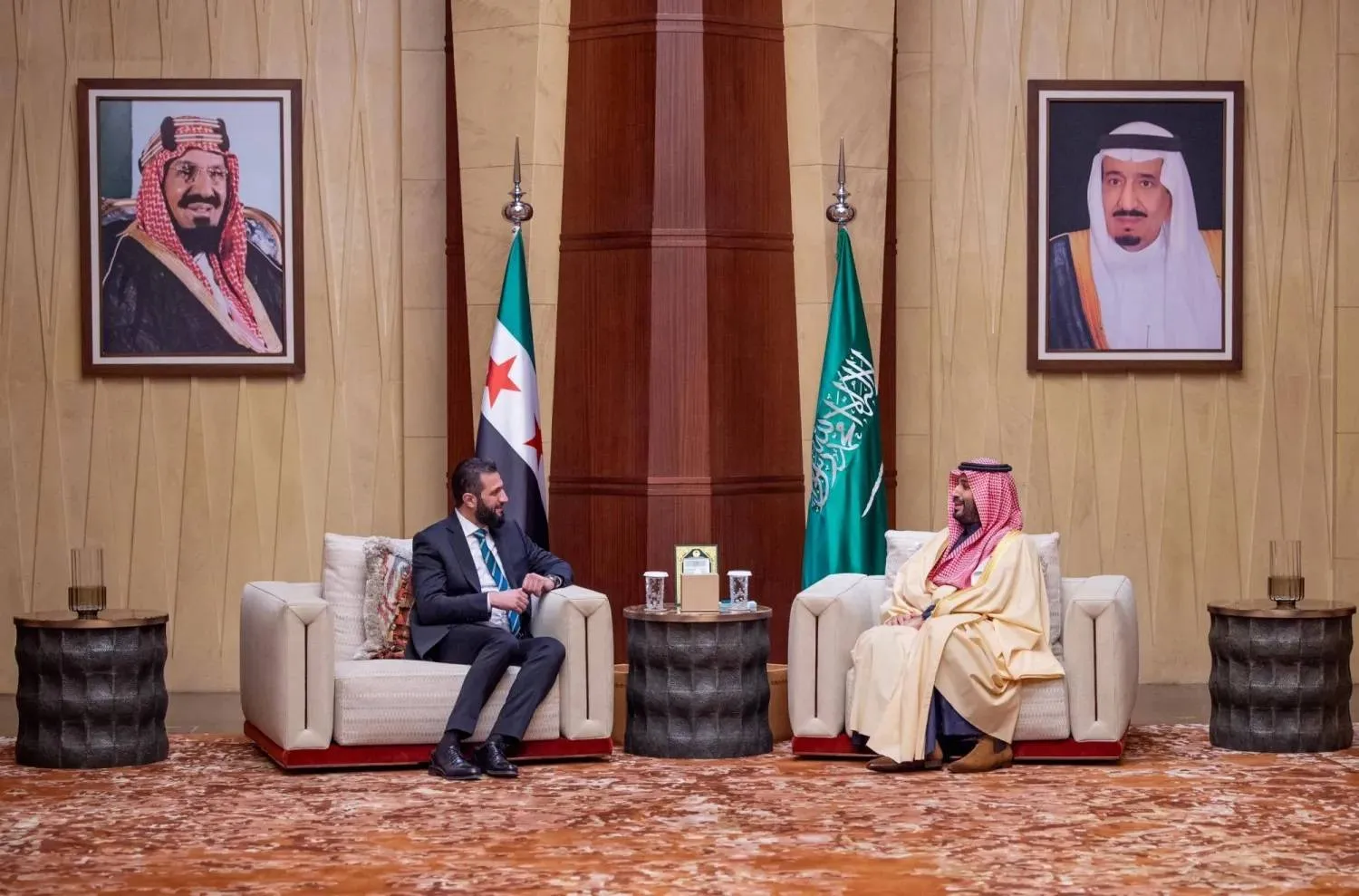 ولي العهد السعودي الأمير محمد بن سلمان خلال لقاء سابق مع الرئيس السوري أحمد الشرع في الرياض (واس)