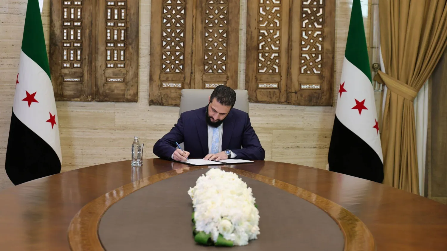 الرئيس السوري أحمد الشرع يوقع اتفاقية وقف إطلاق النار والاندماج الكامل لـ«قسد» ضمن مؤسسات الدولة (الرئاسة السورية)