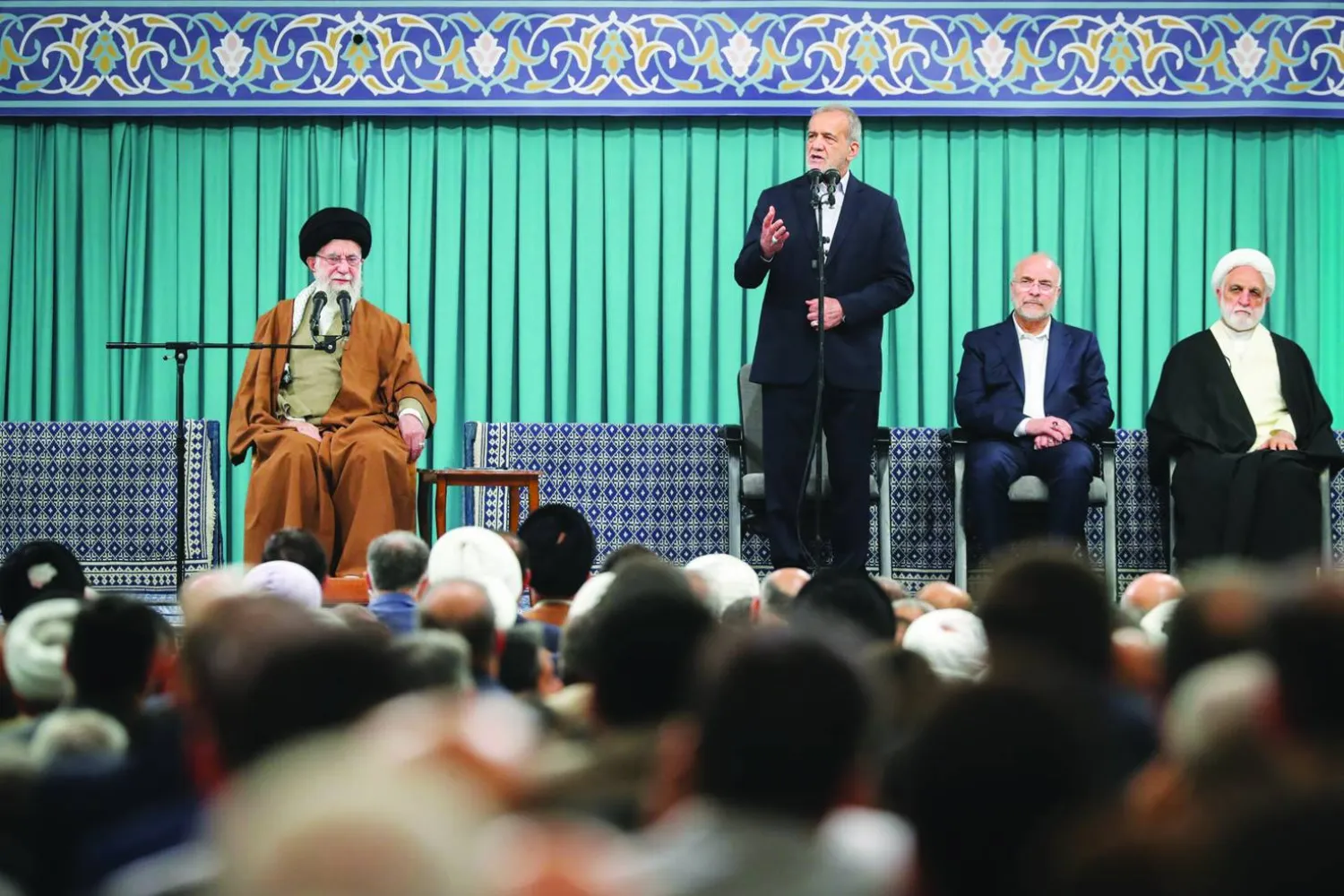 الرئيس مسعود بزشكيان يخاطب بحضور المرشد علي خامنئي دبلوماسيين من دول إسلامية في طهران (الرئاسة الإيرانية)