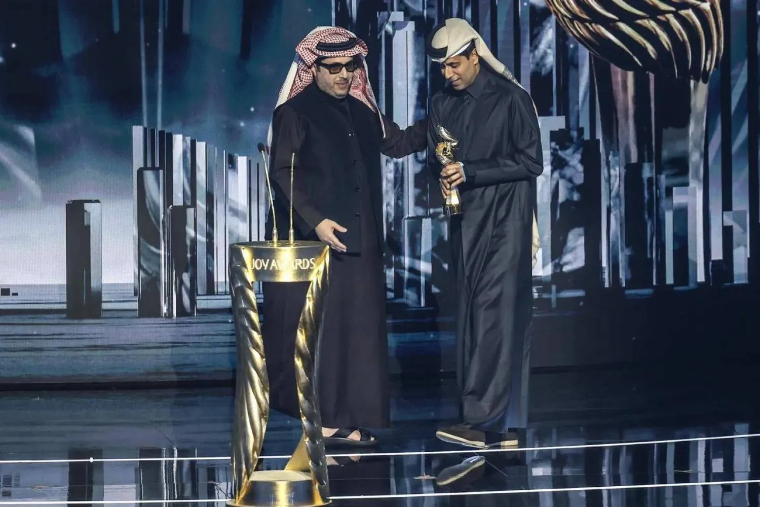 المستشار تركي آل الشيخ لدى تكريمه ناصر الخليفي بـ«جائزة صُنّاع الترفيه الماسية» (هيئة الترفيه)