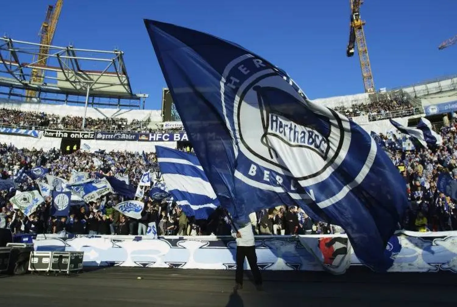 مشجعو هيرتا برلين اشتبكوا مع الشرطة الألمانية (نادي هيرتا برلين)