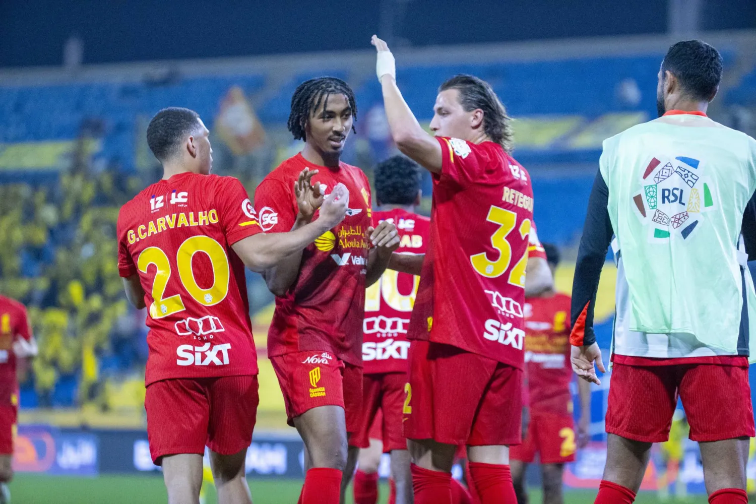 لاعبو القادسية يحتفلون بأحد أهدافهم في المباراة (تصوير: سعد الدوسري)