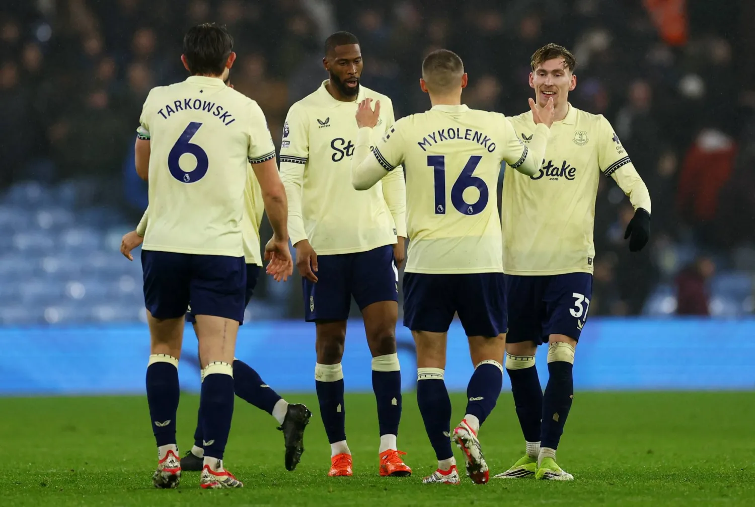 فرحة لاعبي إيفرتون بالفوز على أستون فيلا بملعبه (رويترز)