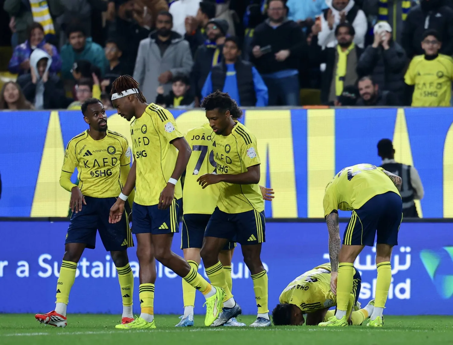 لاعبو النصر يحتفلون بأحد أهدافهم في المباراة الأخيرة أمام الشباب (تصوير: عبد العزيز النومان)