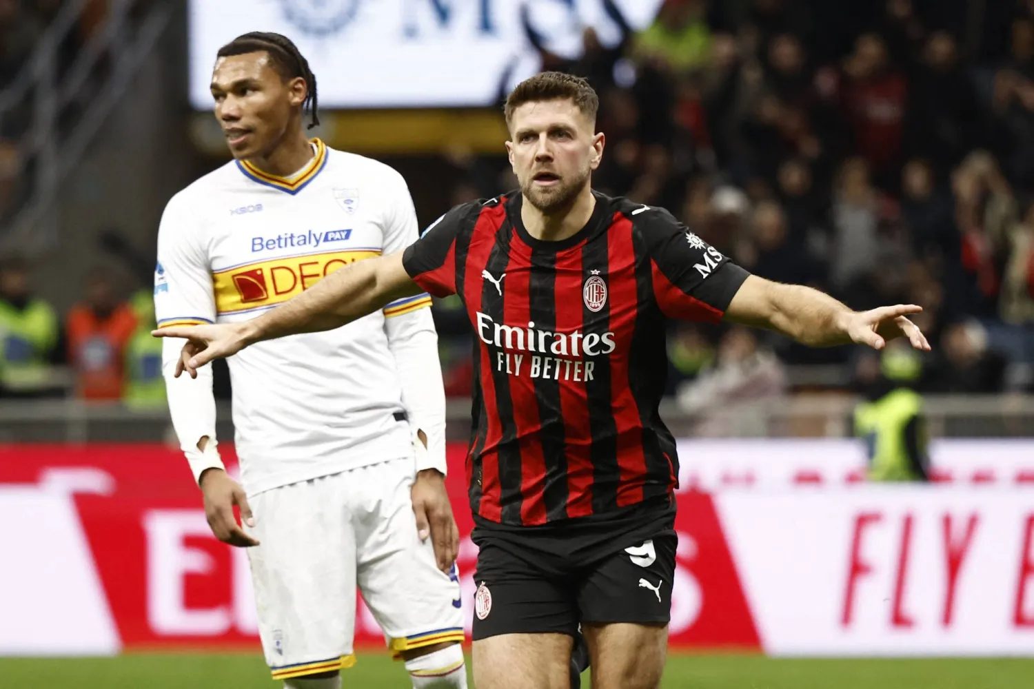 الألماني نيكولاس فولكروغ يحتفل بهدفه في ليتشي (رويترز)