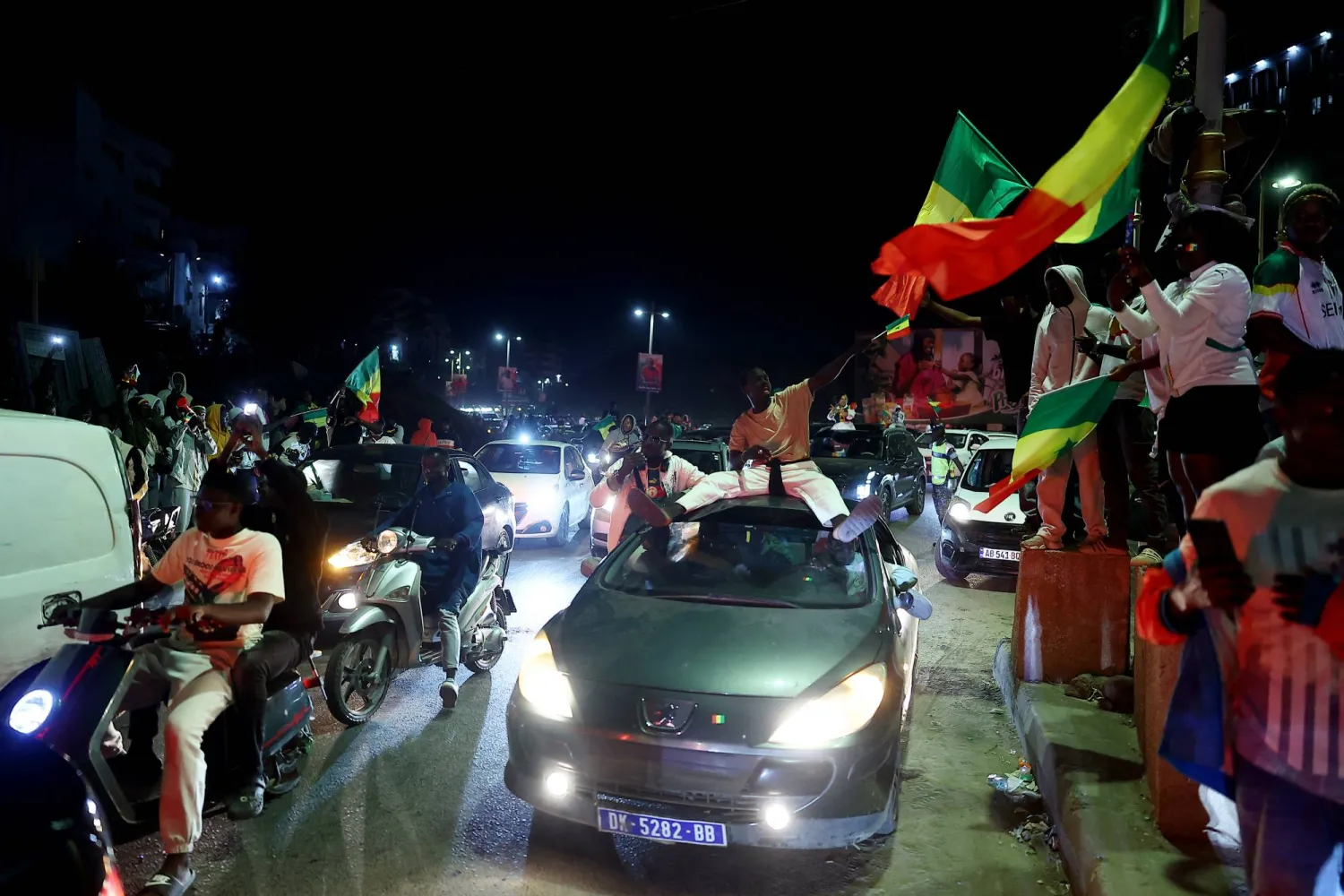 الجماهير الجزائرية احتفلت بفوز السنغال (رويترز)