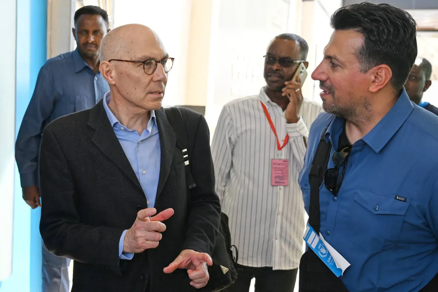 Volker Türk, 18 Ocak 2026'da Port Sudan Havalimanı'nda düzenlenen basın toplantısının ardından bir muhabirle konuşuyor (AP)