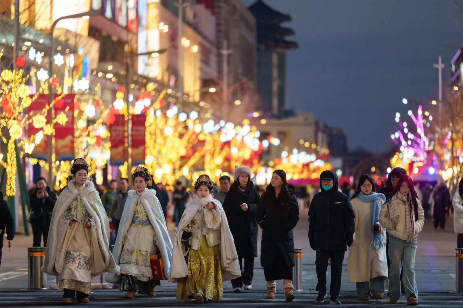 نساء يرتدين الزي الصيني التقليدي في أحد شوارع بكين (ا.ب٩