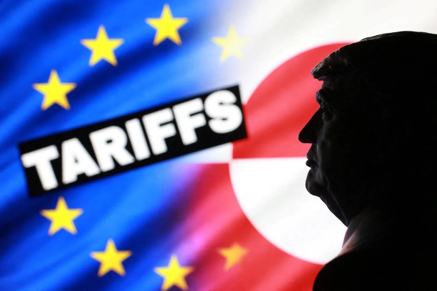 نموذج مصغر مطبوع بتقنية الطباعة ثلاثية الأبعاد لترمب وعلمي الاتحاد الأوروبي وغرينلاند وكلمة «الرسوم الجمركية» (رويترز)