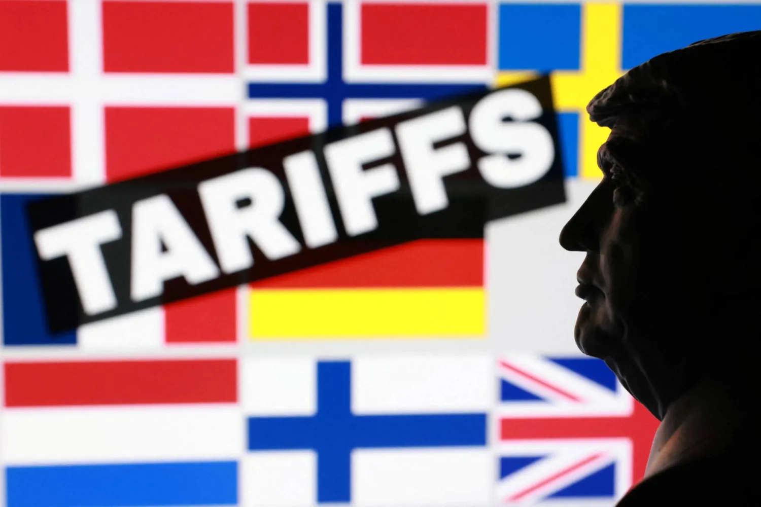 مجسّم مطبوع بتقنية ثلاثية الأبعاد للرئيس الأميركي دونالد ترمب إلى جانب أعلام ثماني دول أوروبية قد تواجه رسوماً جمركية أميركية (رويترز)