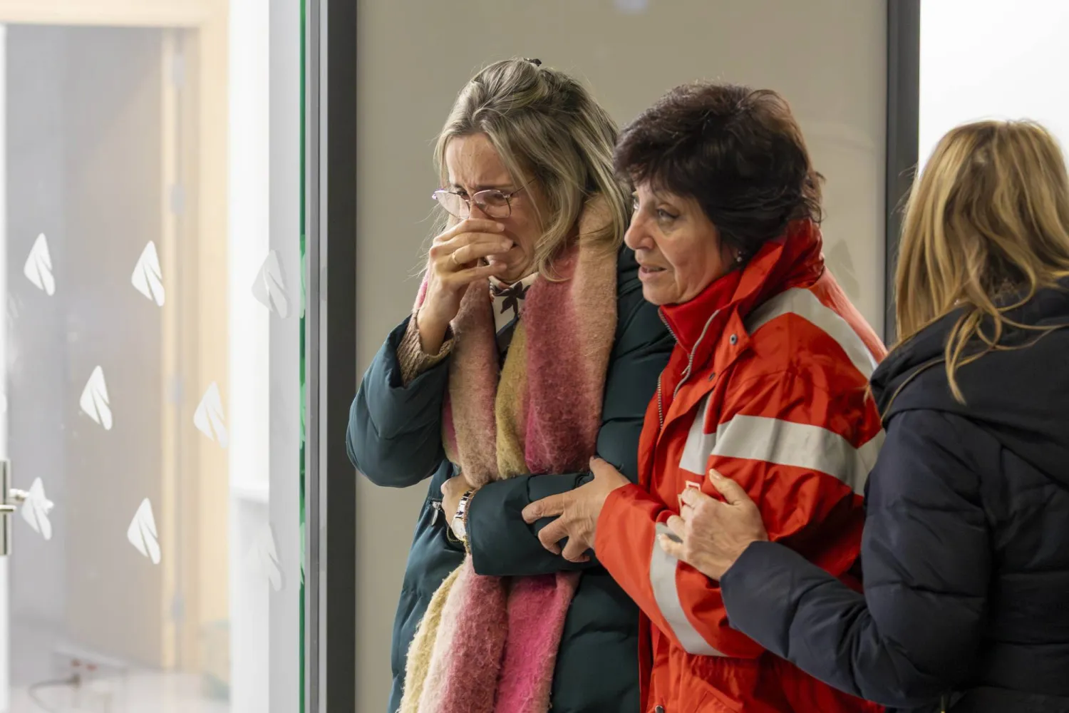 أقارب ضحايا تصادم قطارين في جنوب إسبانيا يبحثون عن معلومات عن ذويهم (إ.ب.أ)