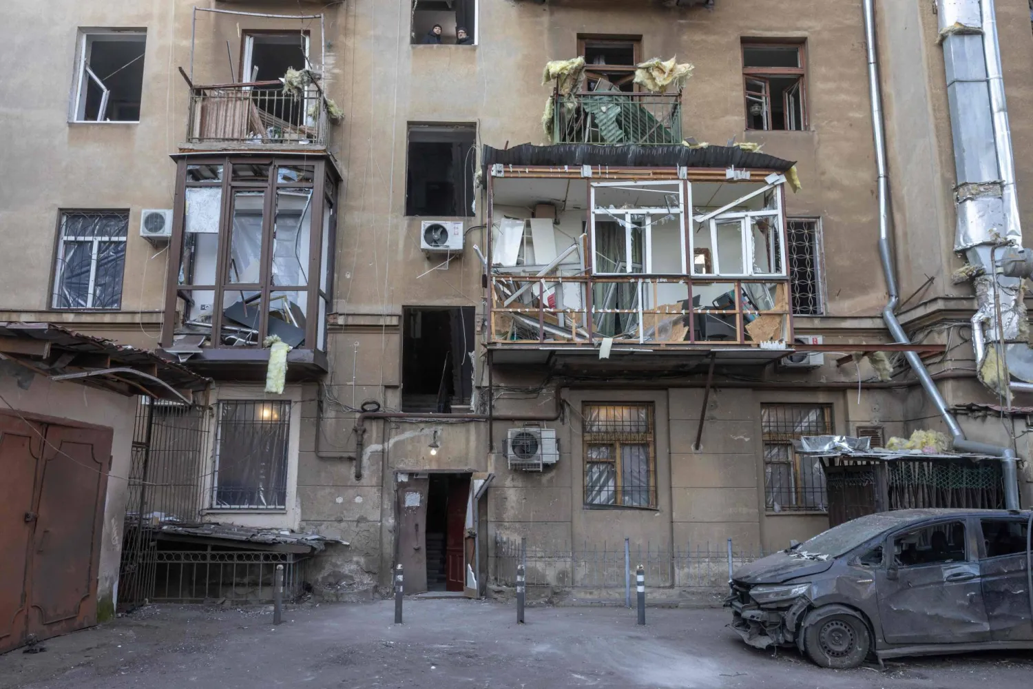 مبنى متضرر في أعقاب غارة جوية على أوديسا (أ.ف.ب)