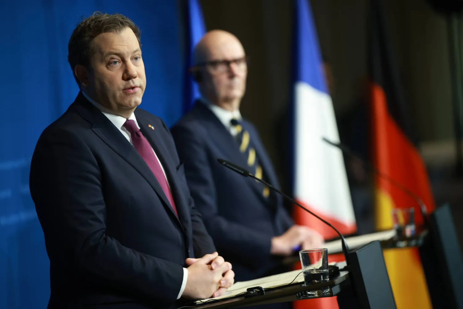 وزير المالية الألماني لارس كلينغبيل (يسار) خلال مؤتمر صحافي مع وزير الاقتصاد الفرنسي رولان ليسكور في برلين (إ.ب.أ)