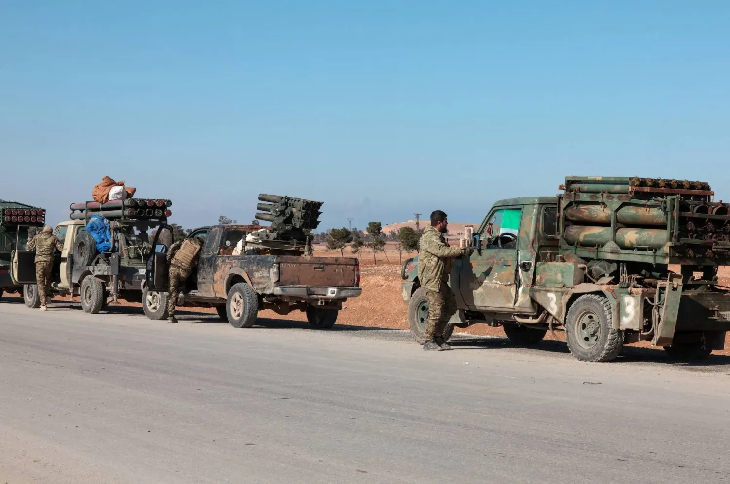 Stratejik öneme sahip Tabka şehrini ele geçiren Suriye ordusuna ait birlikler (Reuters)