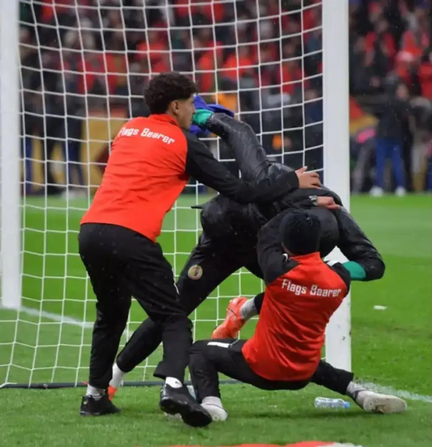 الحارس الاحتياطي للسنغال يهفان ديوف يمنع جامعي الكرات من أخذ المنشفة (منصة إكس)