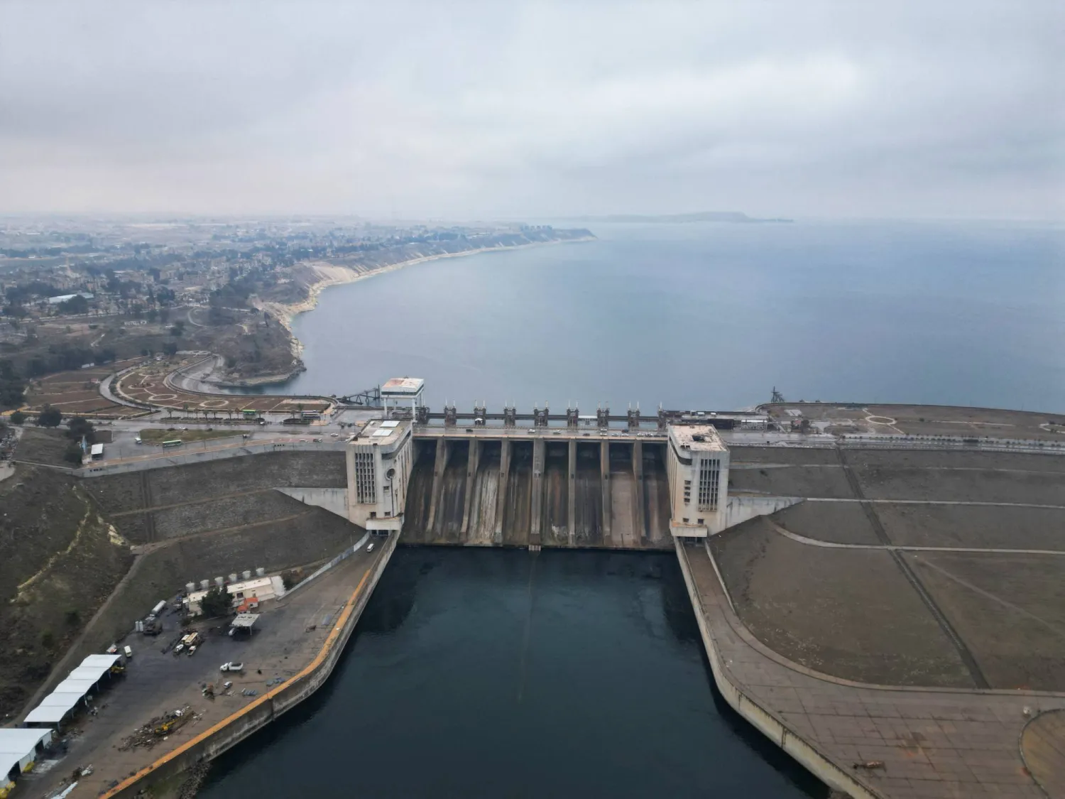 سد الفرات عقب تقدم قوات الجيش السوري لمدينة الطبقة (رويترز)