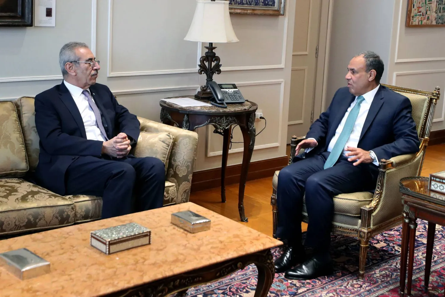وزير الخارجية المصري بدر عبد العاطي (يمين) خلال لقائه مع علي شعث رئيس اللجنة الفنية الفلسطينية لإدارة قطاع غزة في القاهرة (أ.ف.ب)