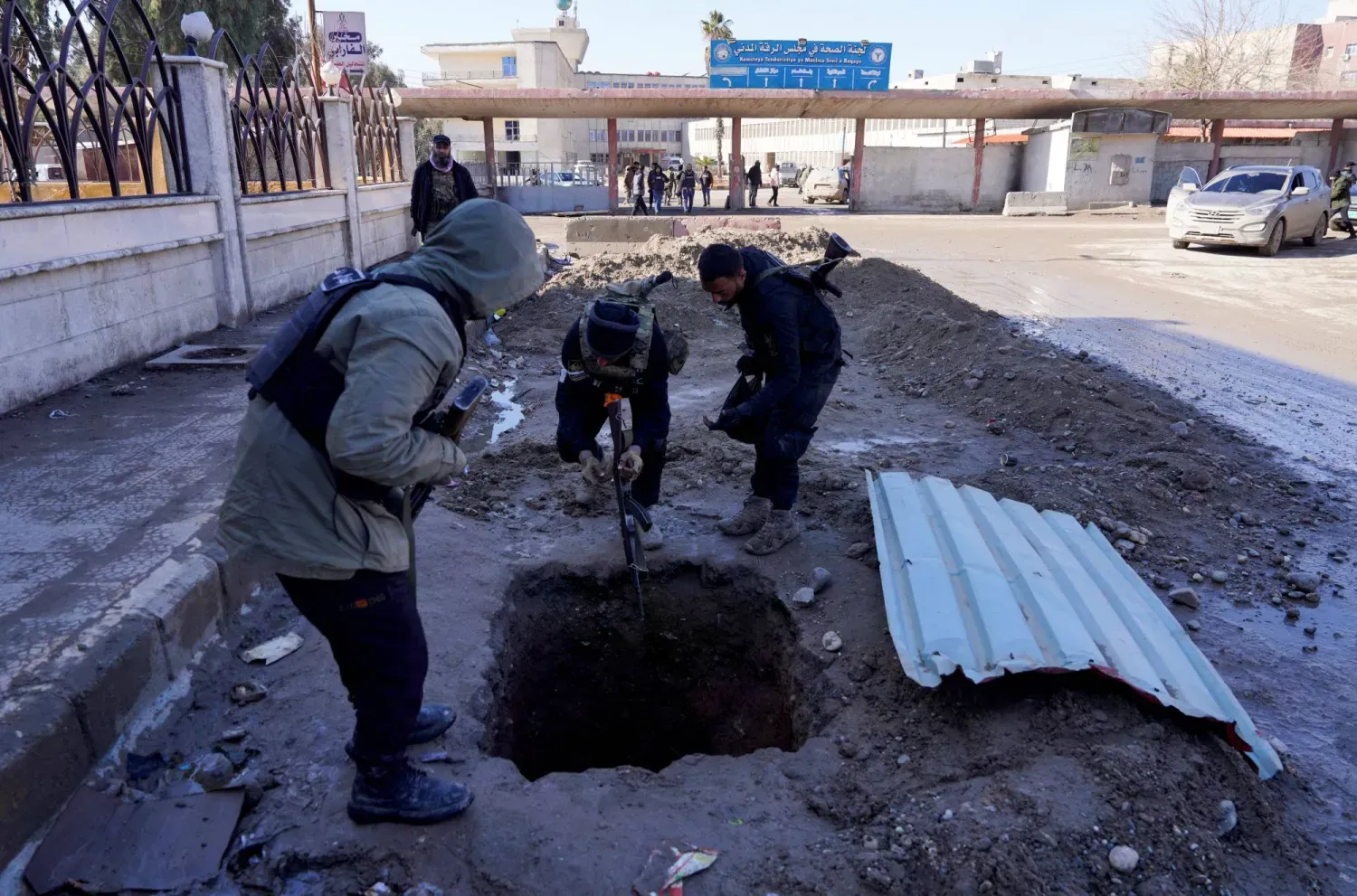 Suriye güvenlik güçleri, dün yapılan geniş kapsamlı anlaşmanın ardından Rakka'da Suriye Demokratik Güçleri'ne (SDG) ait bir tünelde arama yaparken (Reuters)