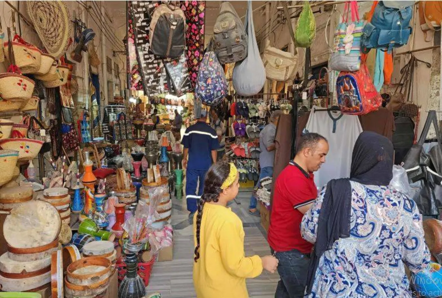 مواطنون ليبيون في أحد أسواق طرابلس (أ.ف.ب)