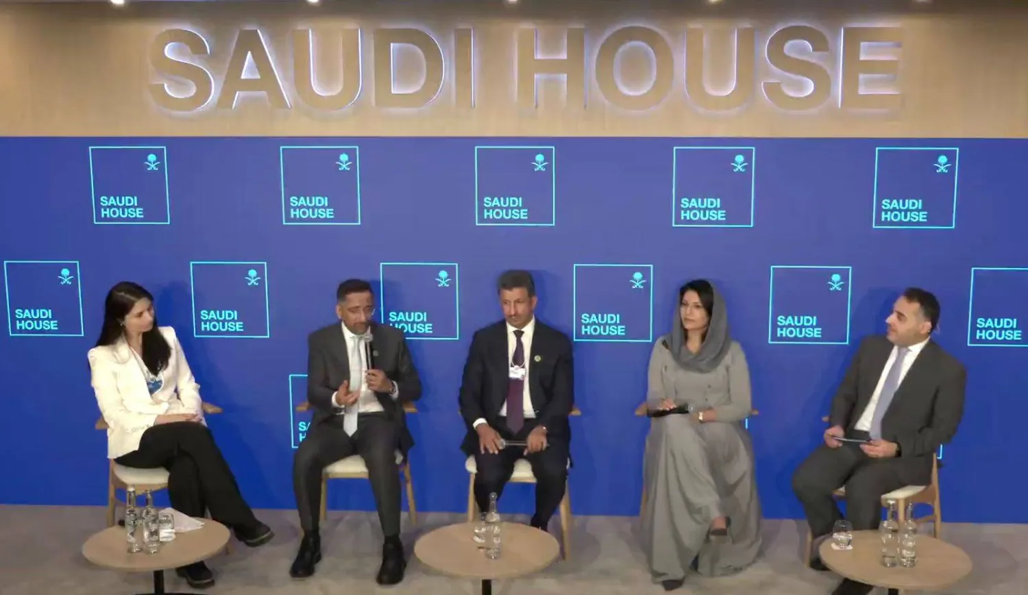 الجلسة الحوارية على هامش الاجتماع السنوي للمنتدى الاقتصادي العالمي 2026 في مدينة دافوس السويسرية (الشرق الأوسط)