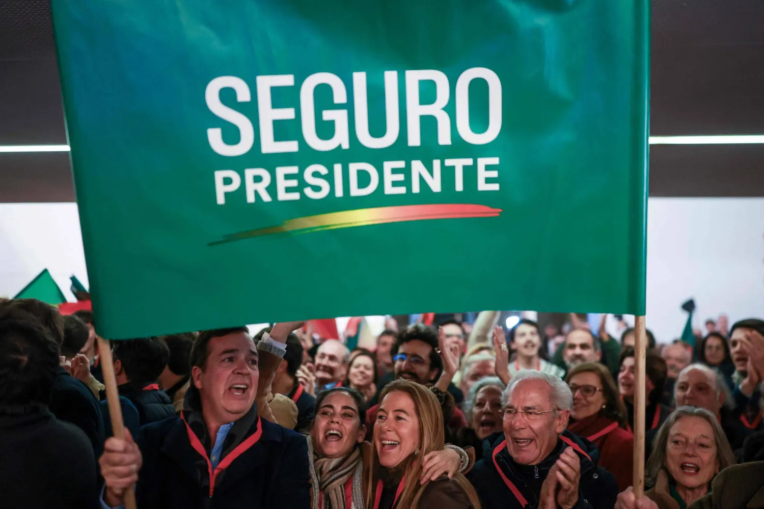 أنصار المرشح الاشتراكي أنتونيو خوسيه سيغورو يتابعون استطلاعات الخروج من مراكز الاقتراح مساء الأحد (أ.ف.ب)