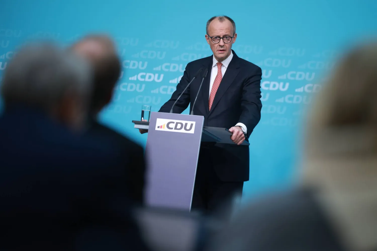 فريدريش ميرتس يتحدث خلال مؤتمر صحافي عقب اجتماع اللجنة التنفيذية لحزب الاتحاد الديمقراطي المسيحي في برلين يوم الاثنين (إ.ب.أ)