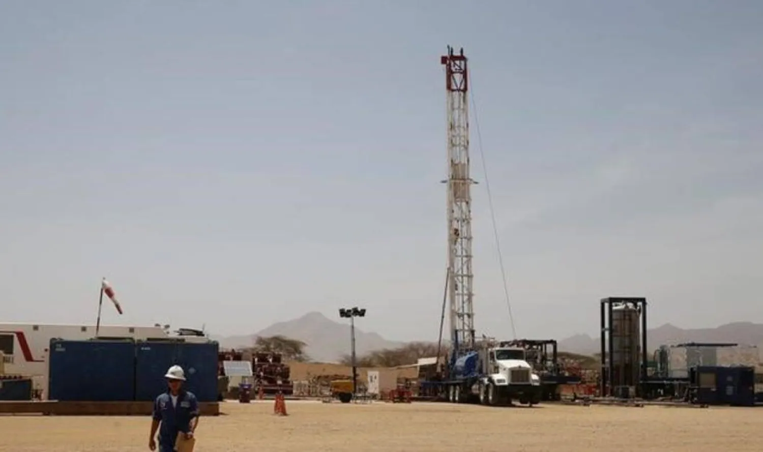 عامل يسير في موقع حفر استكشافي تابع لشركة «تالو أويل» في لوكيشار بمقاطعة توركانا (أرشيفية - رويترز)