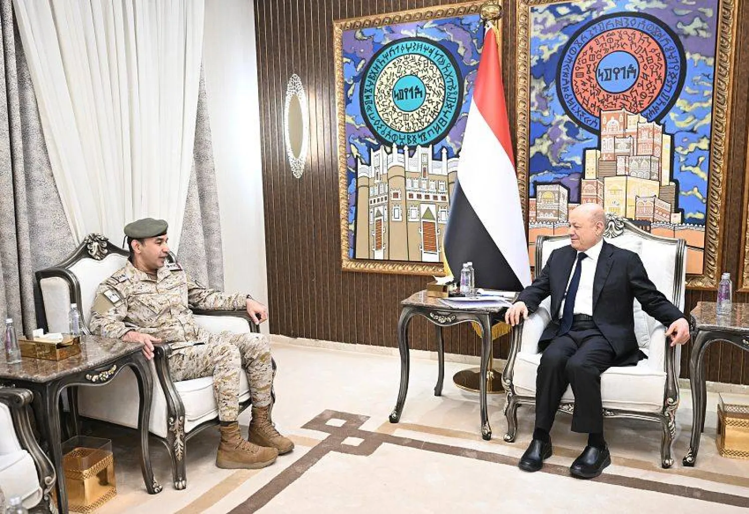 العليمي استقبل في الرياض قائد «القوات المشتركة لدعم الشرعية» الفريق فهد السلمان (سبأ)